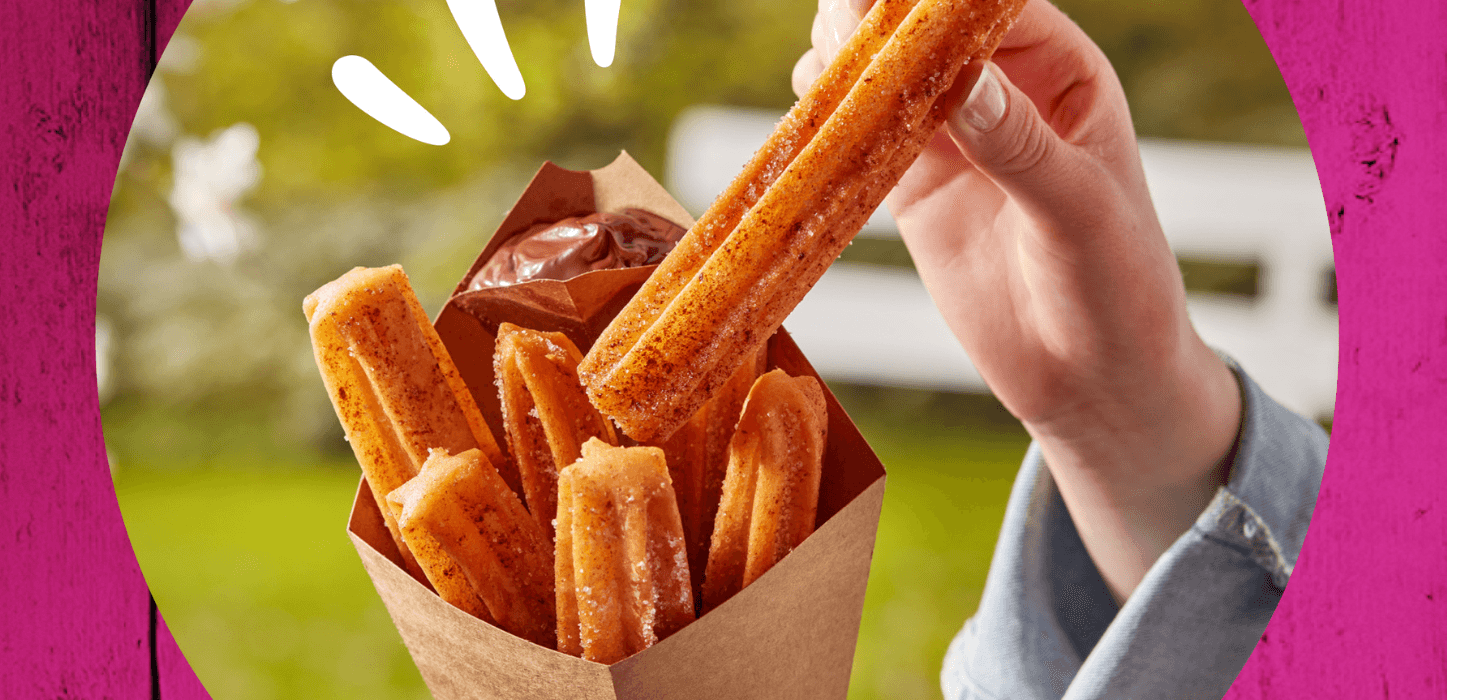 churros xxl starterkit header frau nimmt churros im park aus spitztüte heraus